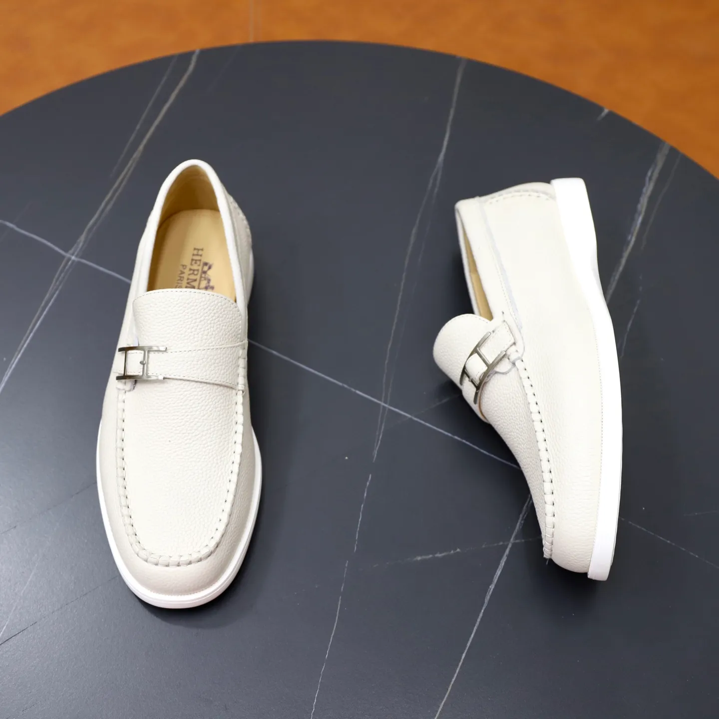 Ex-factory price: 560💰Hermès/Hermès slip-on men's shoes. This shoe is made of imported pebbled cowhide. It has simple and smooth lines and is combined with aerodynamically designed 3CM rubber foam ultra-light soles! Youthful and fashionable, classic H-shaped hardware buckle decoration, calf lining gently wraps the feet, with logo cowhide feet, casual and urban style, highlighting youthful vitality, sports and leisure version, super versatile, code number: 38-39-40-41-42-43-44 standard leather shoe size (45 can be customized but does not support returns)
